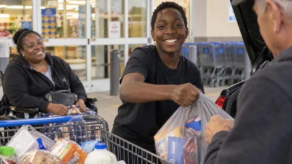 Adolescente pede comida a um desconhecido em supermercado e oferece carregar suas compras em troca; ao descobrir que ele e a mãe com deficiência viviam quase sem nada, homem cria campanha que arrecada mais de R$ 1,75 milhão mil e ajuda a família a recomeçar em uma nova casa