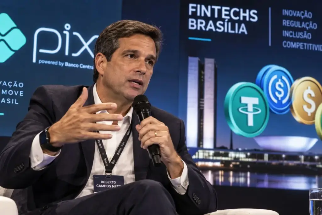 “Ainda é só o começo”: o homem que lançou o Pix, Roberto Campos Neto, diz em evento de fintechs em Brasília que o sistema tem “muito o que acontecer”, afirma que as stablecoins “vieram para ficar” e avisa que as criptomoedas atreladas ao dólar ou ao real que ficarem sem regulação “terão problemas”