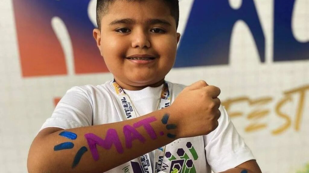 Aos 10 anos, garoto que participou do Pequenos Gênios encara vestibular para Matemática, consegue nota para entrar na Universidade do Estado do Amazonas e comemora como calouro, mas descobre que a aprovação não garante a matrícula porque a instituição exige que o candidato tenha concluído o ensino médio