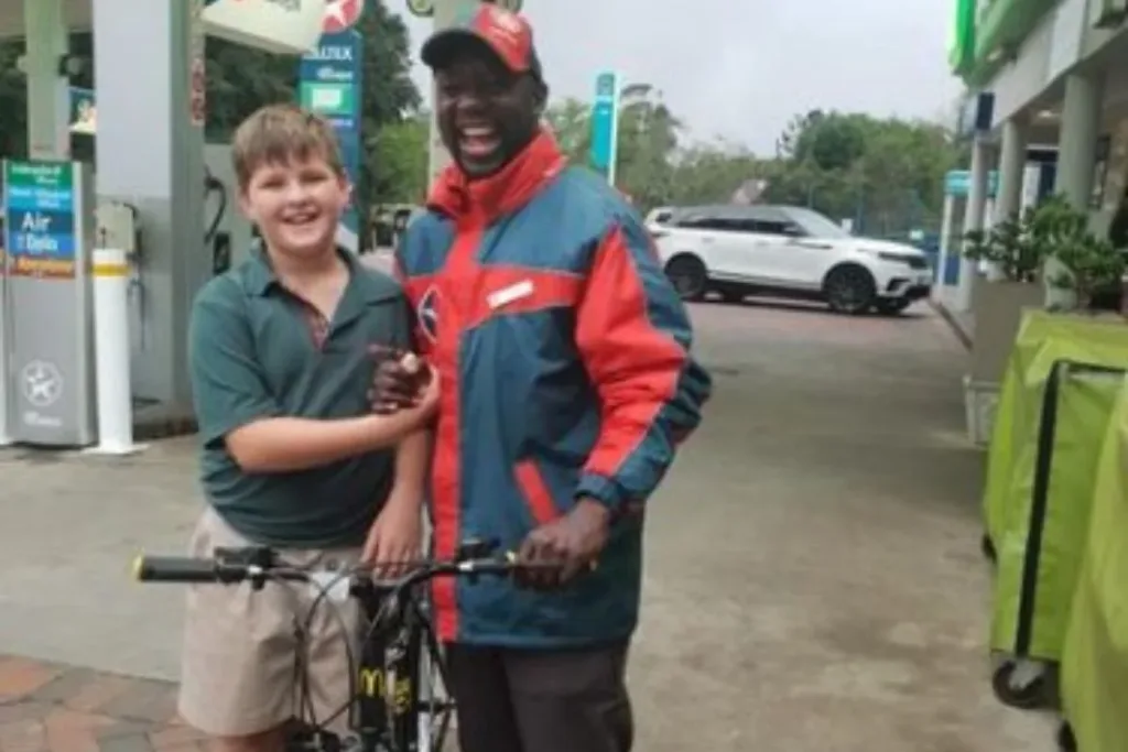 Aos 10 anos, menino que juntava moedas havia meses para viajar com a família quebra o cofrinho de cerca de R$ 600 para dar uma bicicleta ao frentista do posto que sonhava com uma, o gesto emociona a cidade em 2021 e os dois ainda vão juntos à loja escolher o presente