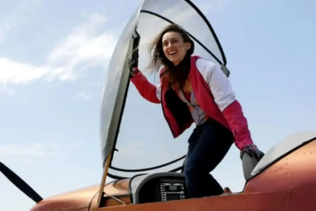 Aos 14 anos, Sabrina Pasterski termina de construir o próprio avião com mais de 300 modificações, consegue voar sozinha nos EUA aos 16, entra no MIT aos 17, se forma em física com nota máxima e depois conclui doutorado em Harvard antes de virar pesquisadora de gravidade quântica no Canadá