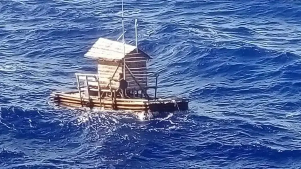 Aos 18 anos, jovem trabalha sozinho numa plataforma flutuante de pesca a 125 quilômetros da Indonésia quando a amarra se rompe, deriva 1.920 quilômetros durante 49 dias, cozinha peixes queimando partes da própria estrutura e vê vários navios passarem sem notá-lo antes de ser resgatado por um cargueiro