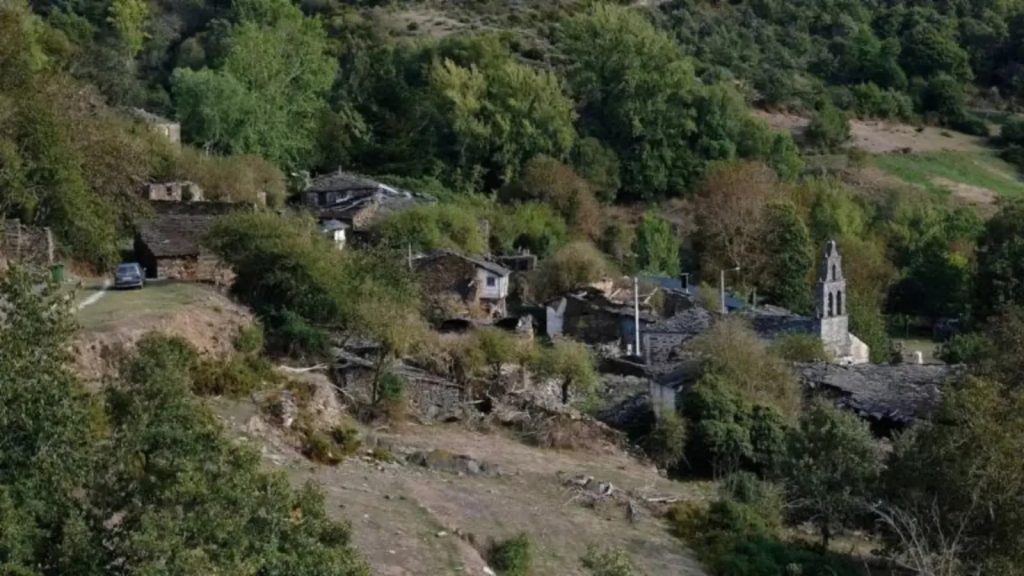 Prefeito é o único morador de vila com 10 casas nas montanhas, cria 22 vacas e ainda viu o lugar virar cenário de filme premiado