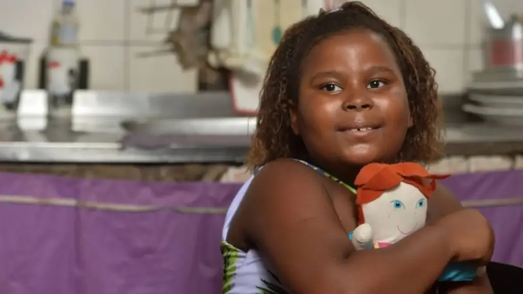Aos 8 anos, menina do Rio troca a própria festa de aniversário por 50 quentinhas para moradores de rua, ajuda a preparar a comida com a família e distribui tudo pessoalmente em Realengo; depois de ver a reação das pessoas, decide que prefere abrir mão do bolo para repetir a ação solidária todos os anos Aos 8 anos, menina do Rio troca a própria festa de aniversário por 50 quentinhas para moradores de rua, ajuda a preparar a comida com a família e distribui tudo pessoalmente em Realengo; depois de ver a reação das pessoas, decide que prefere abrir mão do bolo para repetir a ação solidária todos os anos