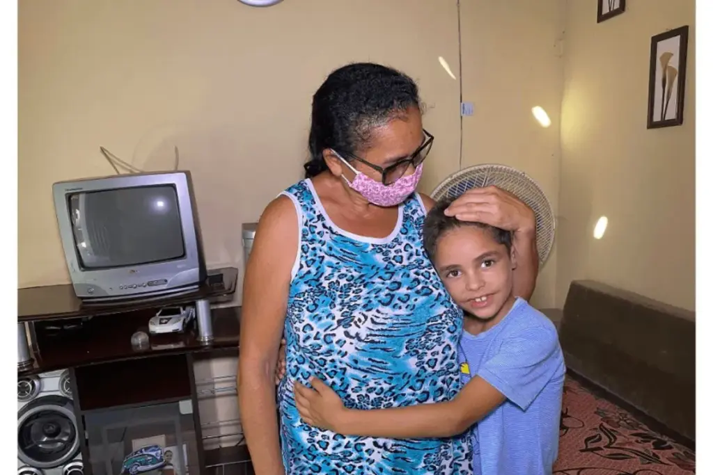 Aos 8 anos, menino sai para vender geladinho na rua pela missão de pagar os dois meses de aluguel atrasado da avó que estava prestes a ser despejada, comove a internet ao explicar que queria retribuir quem sempre o ajudou e a corrente de doações termina com ele ganhando uma casa nova