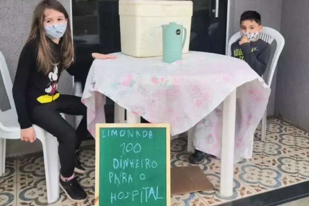 Aos 8 anos, primos montam banca de limonada em Campos Novos, vendem a jarra inteira em 4 horas, juntam R$ 38 e entregam pessoalmente a doação ao hospital da cidade para ajudar a comprar vacinas