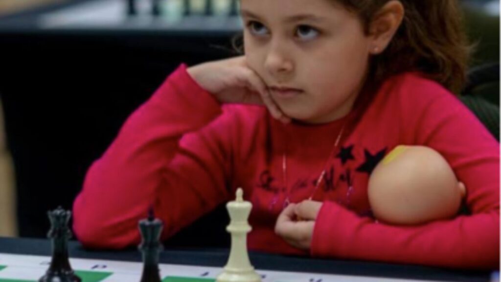 Aos 9 anos, menina gaúcha que começou no xadrez aos 4 ao assistir o pai jogar online transforma brincadeira em trajetória de títulos, vira campeã brasileira e sul-americana, lidera ranking latino-americano da idade e já havia se tornado Mestre Nacional Feminino aos 8 anos