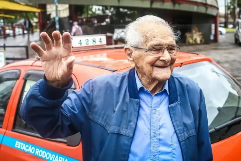 Aos 97 anos, Seu Juvenal dirige táxi há 58 anos em Porto Alegre sem uma multa ou queixa no prontuário, é celebrado como o taxista mais antigo do Brasil e ganha festa e homenagem da cidade em plena ativa Aos 97 anos, Seu Juvenal dirige táxi há 58 anos em Porto Alegre sem uma multa ou queixa no prontuário, é celebrado como o taxista mais antigo do Brasil e ganha festa e homenagem da cidade em plena ativa