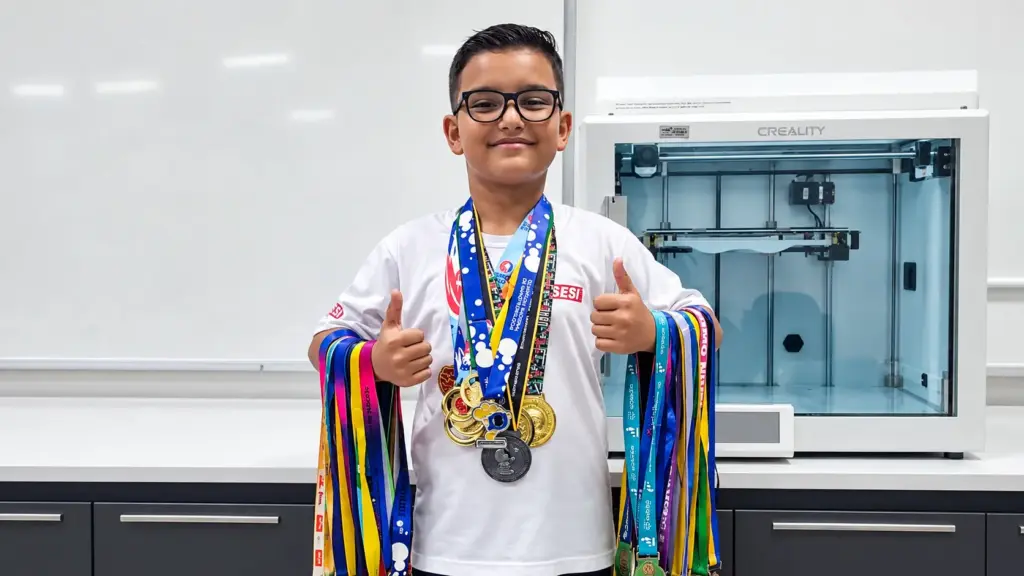 Aos 10 anos, menino autista e superdotado de Presidente Prudente, que já acumula mais de 130 medalhas e um recorde por catalogar exoplanetas, leva o Brasil ao topo da GJMOC, conquista ouro e o troféu de 1º lugar mundial na competição internacional de matemática