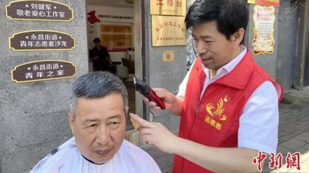 Barbeiro de 51 anos abre a própria barbearia uma hora mais cedo para cortar gratuitamente o cabelo de idosos e mantém o gesto há 27 anos na China; além de atender quem não consegue sair de casa, transforma a iniciativa em associação de cuidado à terceira idade que já reúne mais de 3 mil voluntários de 6 a 87 anos Barbeiro de 51 anos abre a própria barbearia uma hora mais cedo para cortar gratuitamente o cabelo de idosos e mantém o gesto há 27 anos na China; além de atender quem não consegue sair de casa, transforma a iniciativa em associação de cuidado à terceira idade que já reúne mais de 3 mil voluntários de 6 a 87 anos