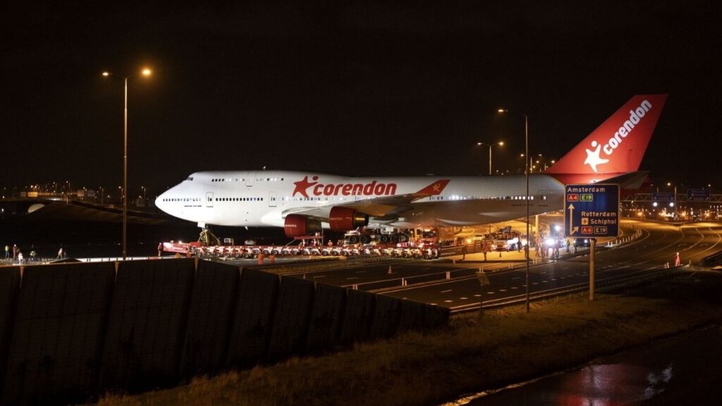 Boeing 747 de 150 toneladas sai do aeroporto e literalmente toma a estrada na Holanda, é colocado sobre 352 pneus, atravessa 17 valas e precisa cruzar a rodovia A9 durante a madrugada em uma operação tão gigantesca que o próprio fundador da empresa admitiu ter se arrependido do projeto