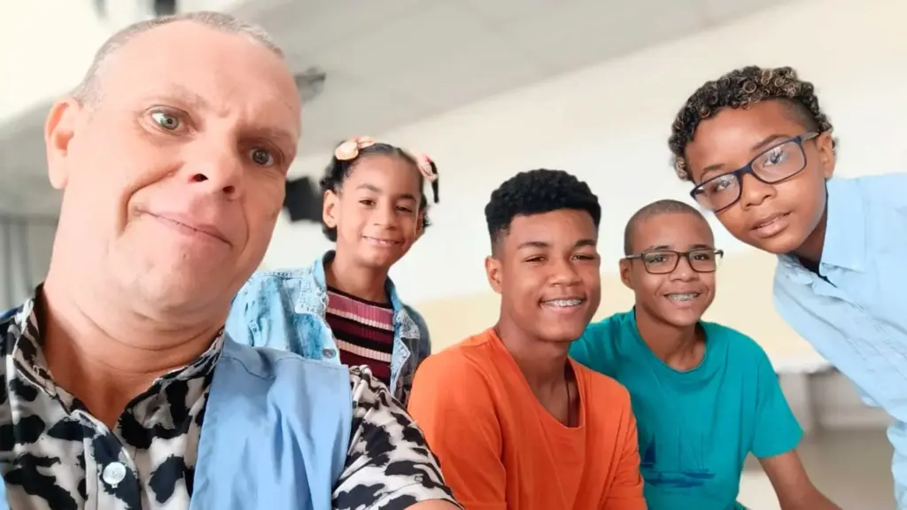 Cabeleireiro de Salvador entra no sistema de adoção pensando em ter apenas um filho, viaja até Jacobina para conhecê-lo, descobre que o menino tem outros três irmãos no acolhimento e muda os próprios planos para adotar os quatro e impedir que a família fosse separada Cabeleireiro de Salvador entra no sistema de adoção pensando em ter apenas um filho, viaja até Jacobina para conhecê-lo, descobre que o menino tem outros três irmãos no acolhimento e muda os próprios planos para adotar os quatro e impedir que a família fosse separada