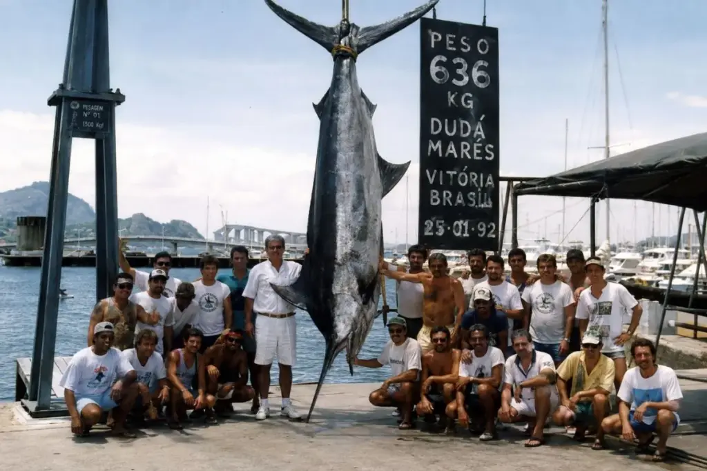 Capixaba fisga no litoral do Espírito Santo o maior marlim-azul do mundo, um colosso de 636 quilos e 4,62 metros rebocado por mais de 4 horas e erguido por 28 homens, no recorde mundial que resiste desde 1992