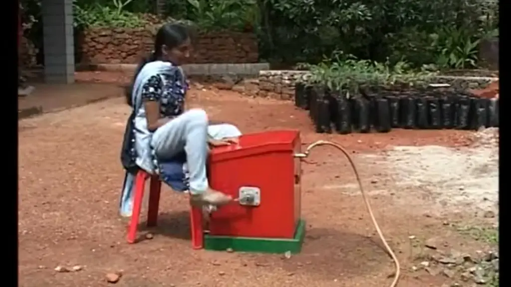 Após a mãe adoecer, adolescente indiana cria máquina de lavar sem energia usando peças de bicicleta, pedais e força humana para aliviar a rotina pesada dentro de casa e chama a atenção de todos com a criatividade