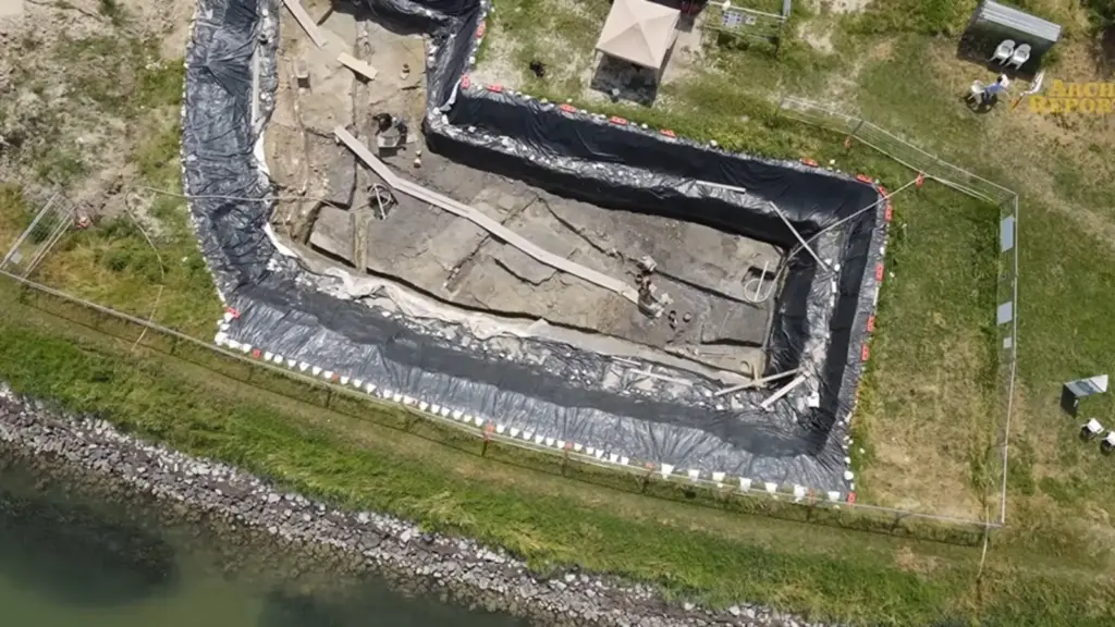 Arqueólogos abrem cisterna romana lacrada a quase 2 mil anos na Lagoa de Veneza e revelam estrutura de 9 por 10 metros que purificava água com areia, seixos e poço central Arqueólogos abrem cisterna romana lacrada a quase 2 mil anos na Lagoa de Veneza e revelam estrutura de 9 por 10 metros que purificava água com areia, seixos e poço central