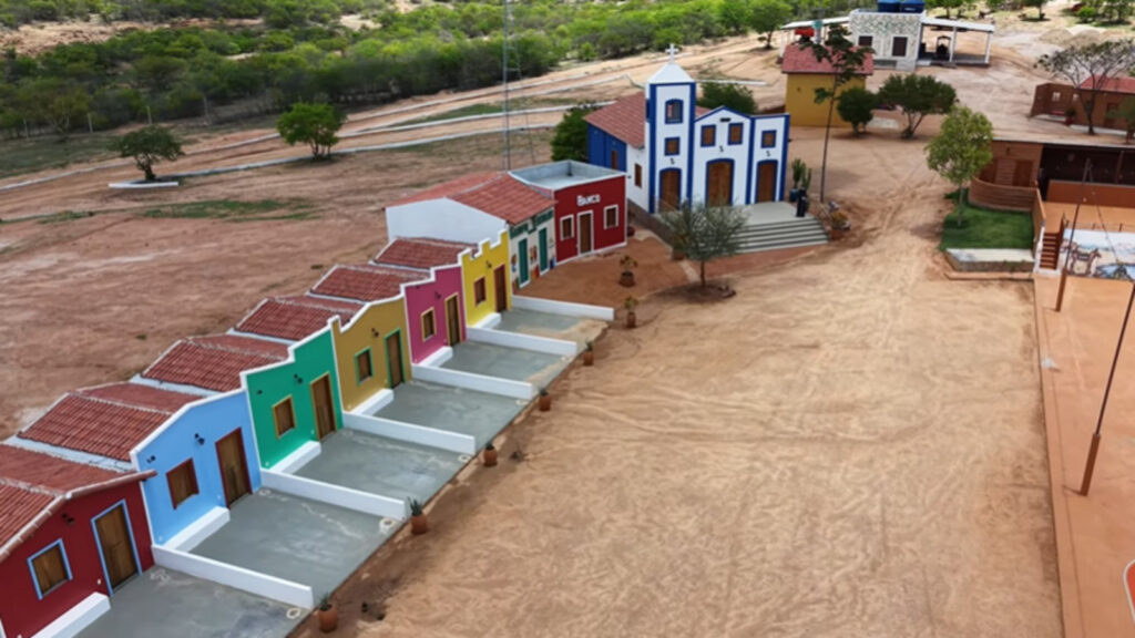 Cantor transforma sua fazenda em uma cidade com igreja, coreto, praça, prefeitura, delegacia e bodegas no interior do RN e cria refúgio para reunir família e amigos