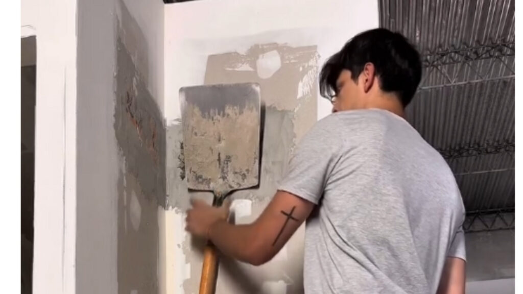 Jovem argentino de 29 anos inventa revestimento que transforma qualquer parede em superfícies magnéticas e permite pendurar quadros, ferramentas e até uma pá sem furadeira nem parafusos
