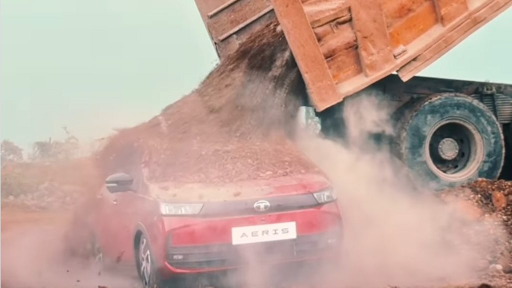 Tata Motors despeja 20 toneladas de cascalho e pedras sobre o teto do novo Aeris para testar resistência estrutural, e sedã sai rodando após prova extrema