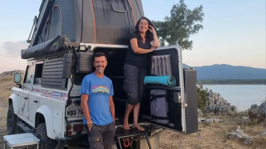 Casal de São Paulo vende tudo, transforma uma Land Rover Defender em casa com cozinha, geladeira e reservatório de água, cruza 17 países até o Alasca ajudando cães abandonados e, 11 anos depois, continua vivendo na estrada e levando ração e água a animais encontrados pelo caminho