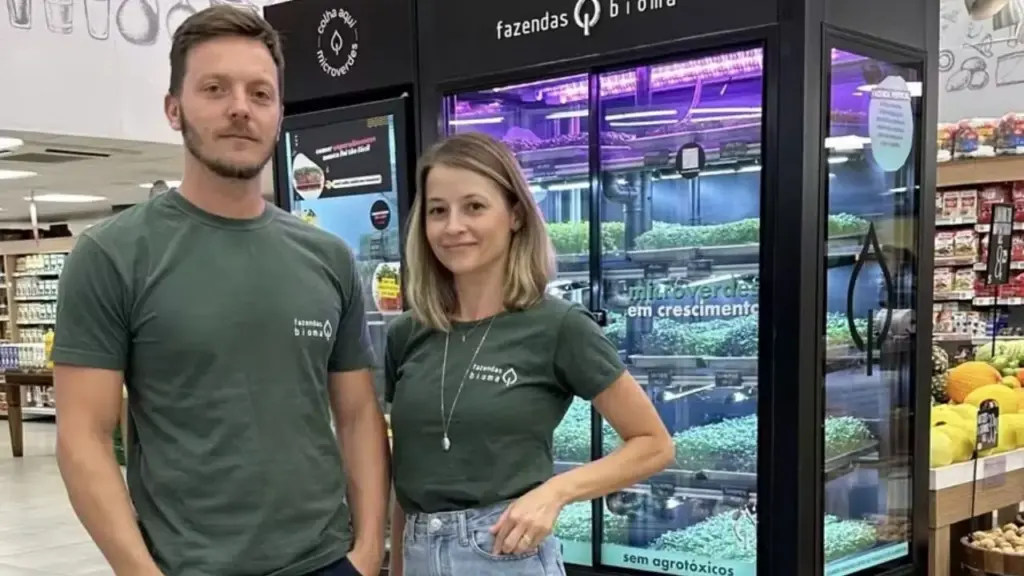 Casal deixa São Paulo para formar família em Florianópolis, transforma o interesse por alimentação em uma fazenda vertical de microverdes e cria produção controlada dentro da cidade; sete anos depois, o negócio colhe 1,5 mil unidades por semana, abastece 95 pontos de venda, emprega 9 pessoas e fatura cerca de R$ 50 mil por mês Casal deixa São Paulo para formar família em Florianópolis, transforma o interesse por alimentação em uma fazenda vertical de microverdes e cria produção controlada dentro da cidade; sete anos depois, o negócio colhe 1,5 mil unidades por semana, abastece 95 pontos de venda, emprega 9 pessoas e fatura cerca de R$ 50 mil por mês