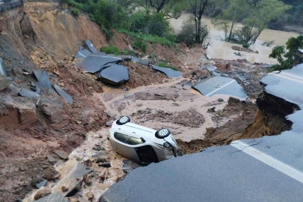 Casal passa de carro pela BR-470 em Santa Catarina de madrugada quando cratera engole a pista, o veículo cai dentro do buraco e os dois saem sem ferimentos graves segundos antes de a rodovia ser bloqueada
