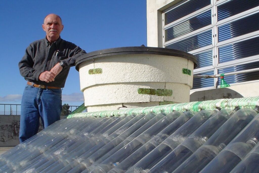 Catarinense transforma cerca de 100 garrafas PET, 100 caixas longa vida e tubos de PVC em aquecedor solar capaz de levar água a aproximadamente 38 °C no inverno e 50 °C no verão, usando o próprio calor do sol e circulação natural sem bomba elétrica
