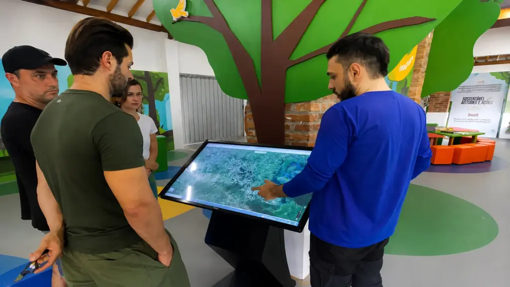 Alok levou 400 mil mudas para projetos ambientais, ajudou a restaurar 3 milhões de m² de florestas no Brasil e transformou áreas da Amazônia em agroflorestas com renda para famílias locais Alok levou 400 mil mudas para projetos ambientais, ajudou a restaurar 3 milhões de m² de florestas no Brasil e transformou áreas da Amazônia em agroflorestas com renda para famílias locais
