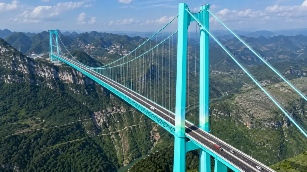 China ergue em pouco mais de 3 anos ponte de 625 metros sobre um cânion, corta viagem de 2 horas para 2 minutos e transforma megaprojeto em vitrine da engenharia chinesa China ergue em pouco mais de 3 anos ponte de 625 metros sobre um cânion, corta viagem de 2 horas para 2 minutos e transforma megaprojeto em vitrine da engenharia chinesa