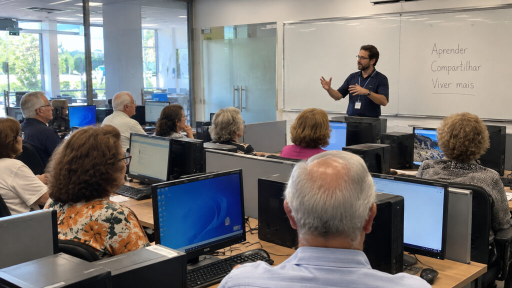 Aos 94 anos, alunos voltam à sala de aula para estudar Filosofia, Cinema e Aquarela em escola que nasceu na pandemia, já recebeu mais de mil estudantes e transforma aposentadoria em fase de aprendizado, amizades e viagens