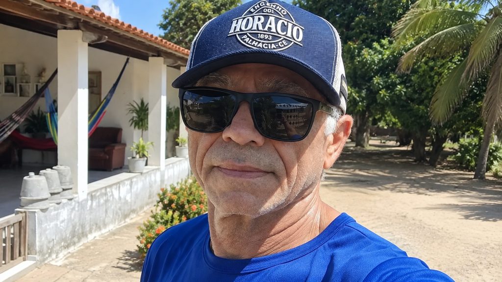 Aos 66 anos, cearense corre 920 km durante 7 dias em uma esteira, machuca tanto os pés que precisa correr de sandálias e até descalço, completa 168 horas de desafio e agora aguarda o Guinness