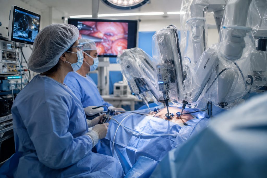 Cirurgia robótica contra endometriose amplia imagem de focos quase imperceptíveis, aumenta precisão perto de nervos e ajuda médicos a enfrentar doença que também pode comprometer a fertilidade Cirurgia robótica contra endometriose amplia imagem de focos quase imperceptíveis, aumenta precisão perto de nervos e ajuda médicos a enfrentar doença que também pode comprometer a fertilidade