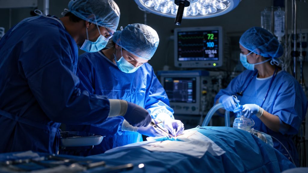 Aos 60 anos, enfermeira recebeu diagnóstico de câncer de ovário avançado no fígado e pulmões e acreditou que teria apenas um ano de vida, mas cirurgia de 12 horas com quimioterapia HIPEC aquecida a 42°C mudou o cenário e a deixou sem tumores visíveis