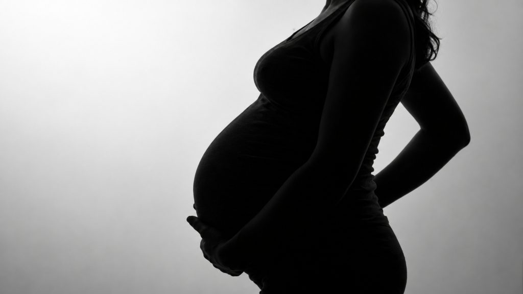 STF decide por unanimidade igualar licença-maternidade de mães biológicas e adotivas, garante até 180 dias e proíbe diferença por vínculo de trabalho