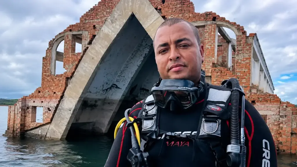 Aos 5 anos, Samyr Oliveira deixou Petrolândia antes de a cidade ser engolida pelo Lago de Itaparica e, 29 anos depois, mergulhou 19 metros para reencontrar igreja submersa da própria infância