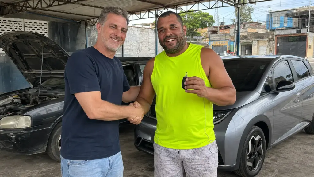 Aos 44 anos, Jamil Silva Matos estava desempregado havia cinco meses e levou o único carro da família a uma oficina de Camaçari sem ter R$ 10 mil para trocar o motor, onde encontrou Luciano Huck, deixou o veículo quebrado e saiu dirigindo um BYD Dolphin elétrico zero-quilômetro