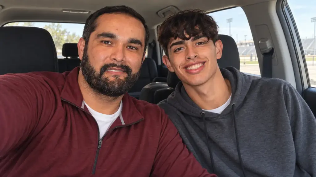 Diretor de escola do Texas consola adolescente que perdeu a mãe em acidente quando ela seguia para vê-lo jogar futebol americano, assume sua guarda para ajudá-lo a obter cidadania, adota o jovem no último ano escolar e o acompanha até a faculdade após uma lesão quase fatal