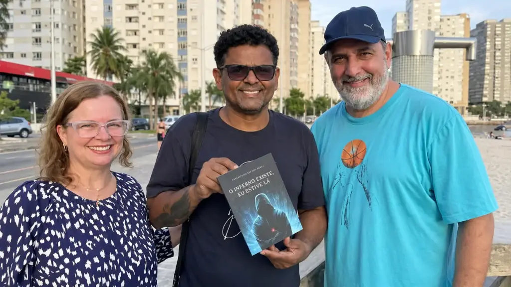Após 15 anos vivendo nas ruas e enfrentando álcool e drogas, homem volta a estudar, conquista casa e emprego e transforma a própria história em livro no litoral de SP