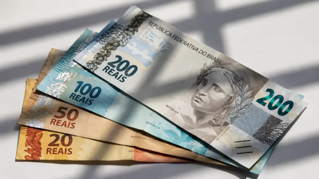 Casal ganha quase R$ 800 milhões na loteria, rejeita vida de luxo, doa mais de R$ 400 milhões e transforma fortuna em ajuda para outras pessoas