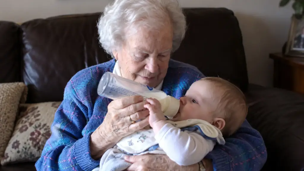 Aos 95 anos e após décadas de espera, mulher finalmente conhece os primeiros netos, torna-se avó de gêmeos e entra para o Guinness com recorde mundial raro Aos 95 anos e após décadas de espera, mulher finalmente conhece os primeiros netos, torna-se avó de gêmeos e entra para o Guinness com recorde mundial raro