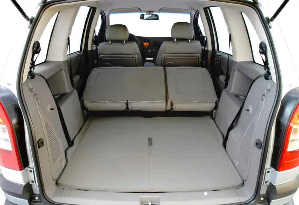 Na faixa de R$ 25 mil e com motor 2.0 Flex de manutenção barata, esta minivan que marcou a classe média entrega 7 lugares reais, porta-malas amplo e robustez mecânica; conheça o Chevrolet Zafira Na faixa de R$ 25 mil e com motor 2.0 Flex de manutenção barata, esta minivan que marcou a classe média entrega 7 lugares reais, porta-malas amplo e robustez mecânica; conheça o Chevrolet Zafira