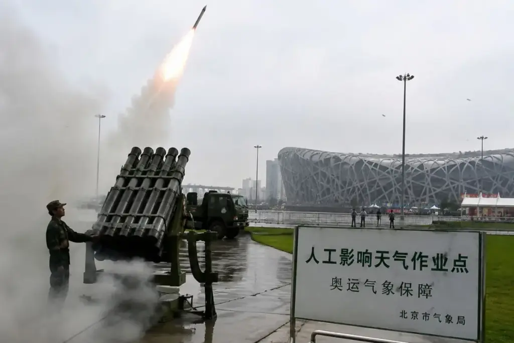 China mobiliza 32 mil pessoas e 26 estações de foguetes de iodeto de prata para dispersar as nuvens ao redor de Pequim e garantir céu seco nas três horas e meia da abertura da Olimpíada de 2008