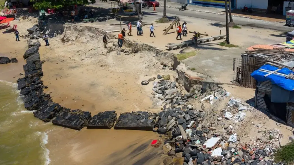 Cidade brasileira vê trecho do calçadão desabar após chuva de mais de 124 mm e maré alta, erosão costeira deixa seis pontos críticos em cerca de 2 quilômetros de litoral e leva município a preparar investimento de aproximadamente R$ 24 milhões em obras para proteger praias, moradores e infraestrutura urbana em Pernambuco
