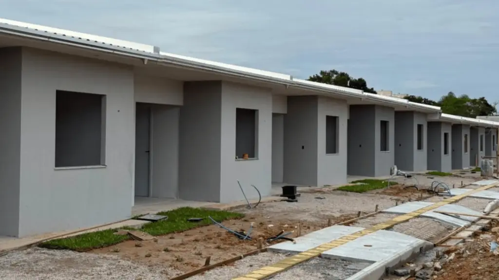 Cidade onde o metro quadrado já supera R$ 15 mil abre inscrições para 90 casas de 52 m² com dois quartos e parcelas a partir de R$ 80, numa iniciativa voltada a famílias de baixa renda que vivem em Itapema e se enquadram nas regras do Minha Casa, Minha Vida