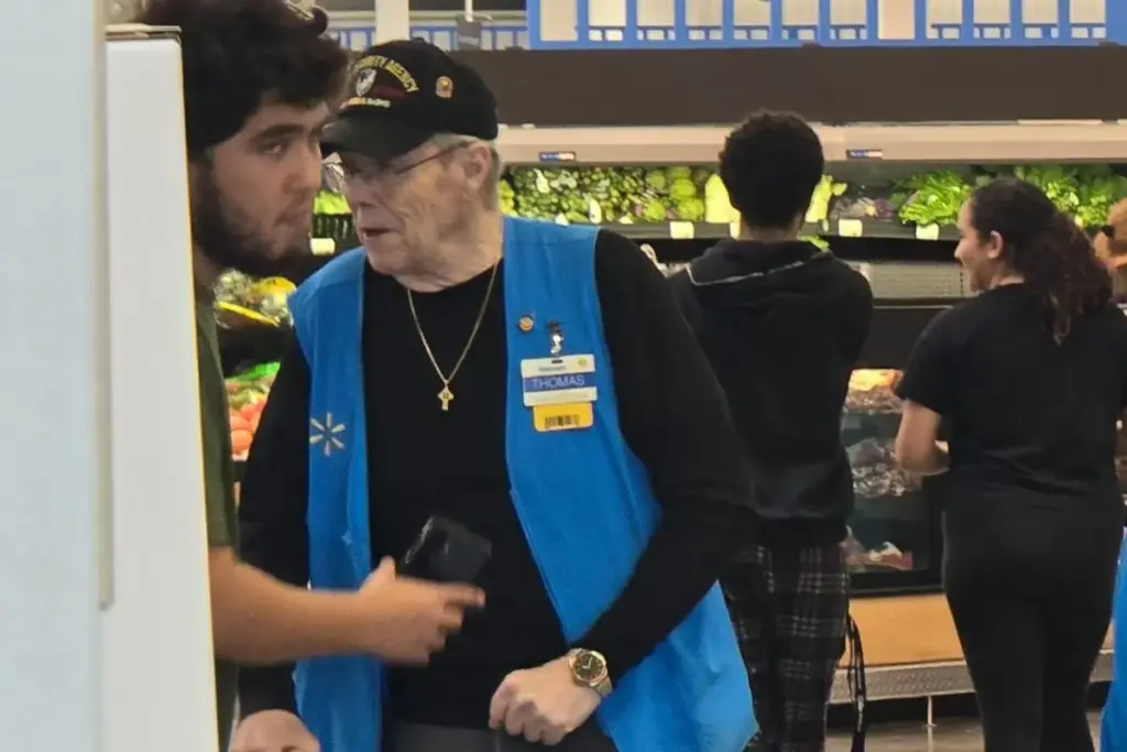 Clientes percebem que o funcionário de 81 anos do supermercado seguia batendo ponto porque a aposentadoria não fechava as contas, criam uma vaquinha na comunidade e entregam R$ 100 mil ao idoso que virou parte da família do bairro