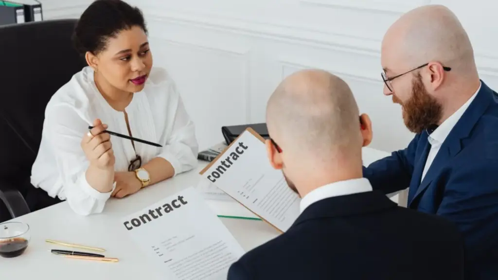 Contratar TI e back-office no exterior: contrato, rota de pagamento e documentos antes da primeira transferência