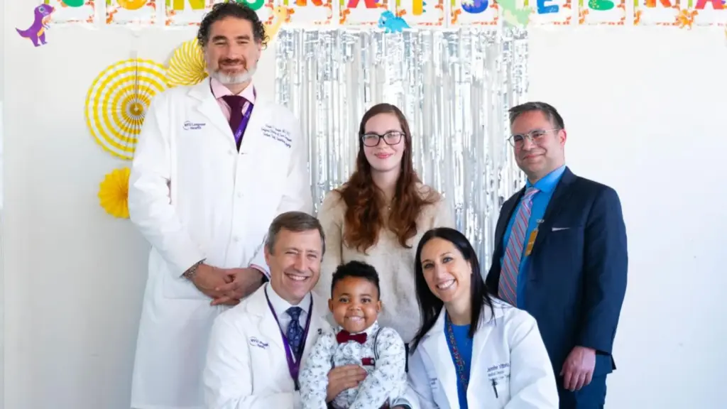 Aos 20 anos, professora de Nova York vê nas redes sociais que ex-aluno de 5 anos precisava de um fígado, faz exames sem contar à família, descobre compatibilidade, aparece na porta com um cartaz e meses depois doa parte do órgão que salva o menino