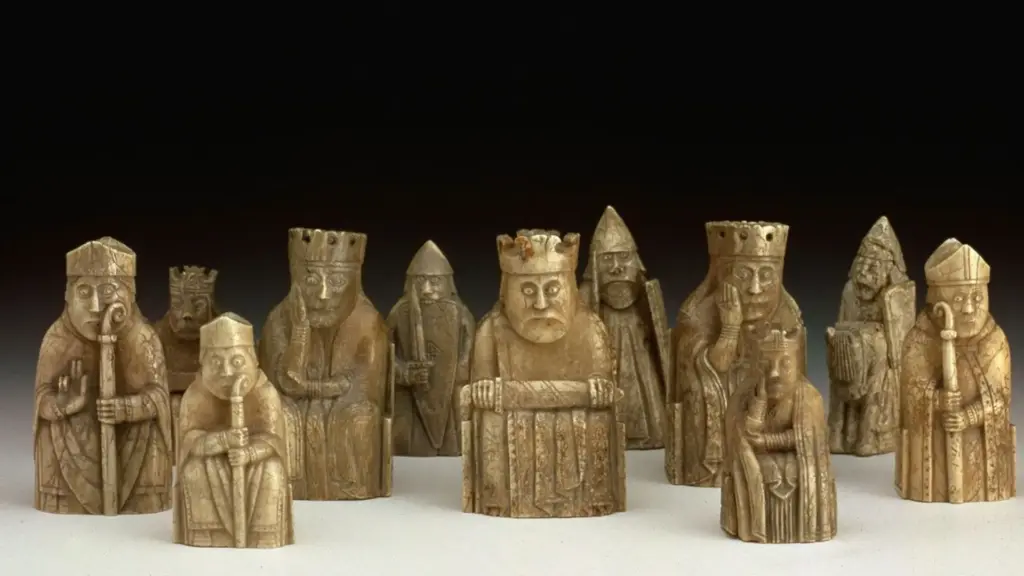 Família guarda por 55 anos numa gaveta peça de xadrez comprada por apenas £5, leva objeto à Sotheby’s sem imaginar sua origem e descobre raríssimo Lewis Chessman medieval de cerca de 800 anos, vendido por impressionantes £735 mil