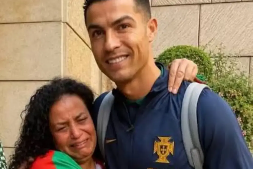 Cristiano Ronaldo reencontra décadas depois a funcionária do McDonald’s de Lisboa que lhe dava os hambúrgueres que sobravam quando ele era um menino de 12 anos com fome, e agradece de frente a mulher que alimentou o futuro melhor do mundo Cristiano Ronaldo reencontra décadas depois a funcionária do McDonald’s de Lisboa que lhe dava os hambúrgueres que sobravam quando ele era um menino de 12 anos com fome, e agradece de frente a mulher que alimentou o futuro melhor do mundo