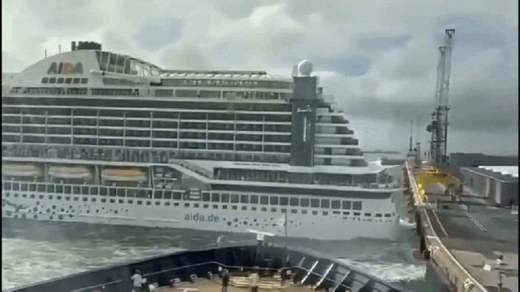 Cruzeiro alemão com mais de 300 metros e milhares de pessoas a bordo é empurrado por ventos de quase 110 km/h no porto de Le Havre, rompe amarras e bate a parte traseira contra um quebra-mar, enquanto rebocadores correm para controlar a embarcação sem registro de feridos