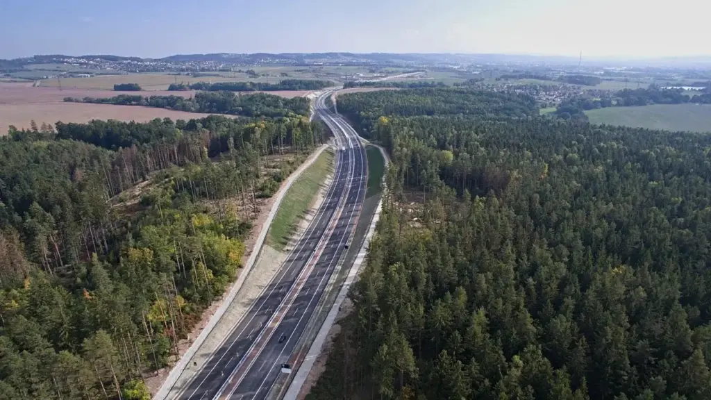 Nem Alemanha, Estados Unidos ou Dubai: a estrada com o limite de velocidade mais alto do mundo fica onde poucos imaginam